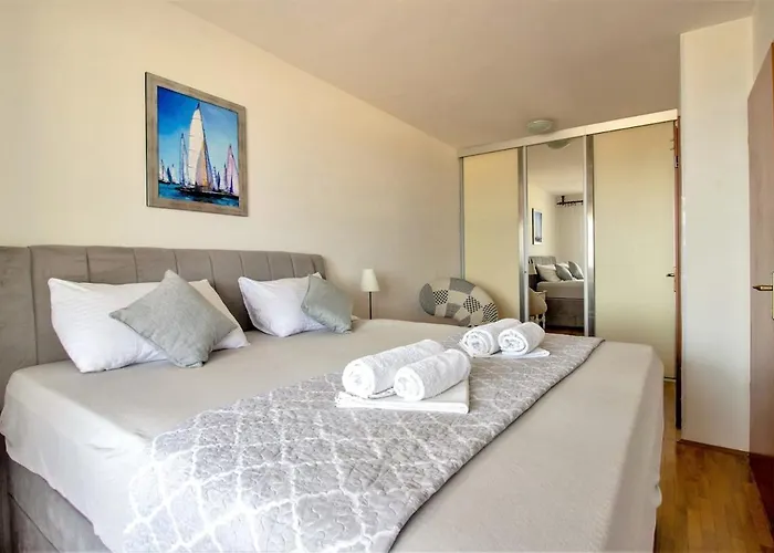 Znjan Beachfront Balcony 2plus2 Sea View Appartement *