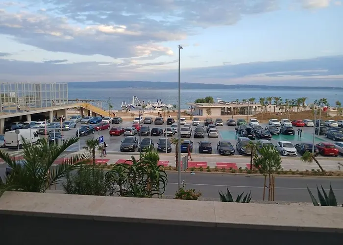 Znjan Beachfront Balcony 2plus2 Sea View * Split