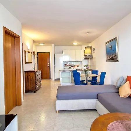 Znjan Beachfront Balcony 2plus2 Sea View Сплит