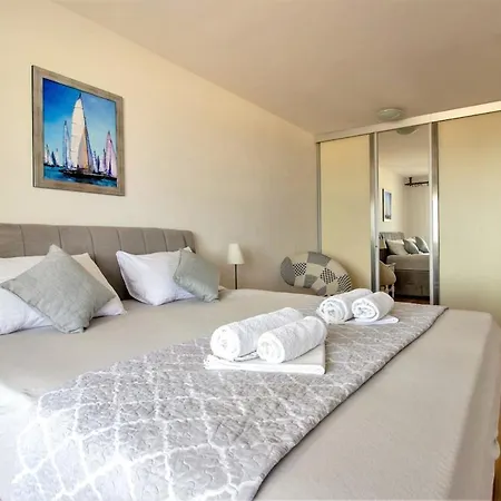 Znjan Beachfront Balcony 2plus2 Sea View Appartamento *